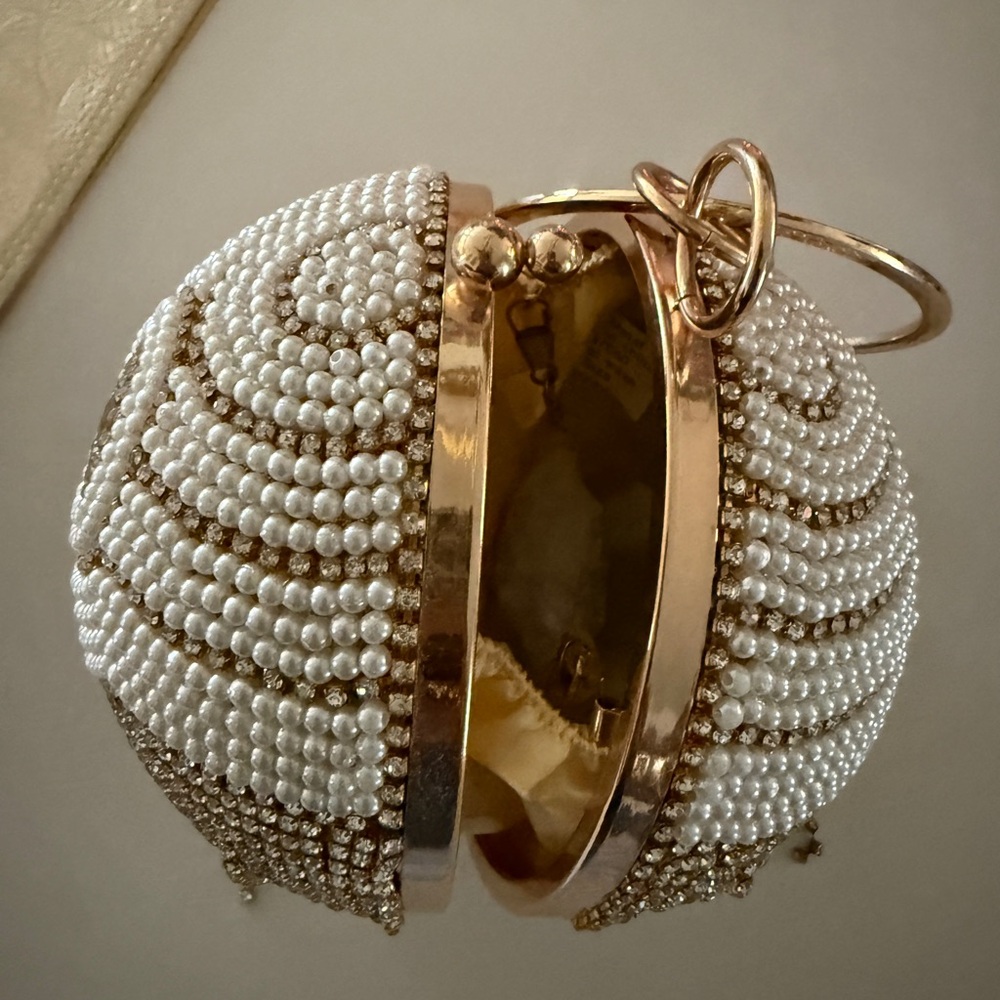 Elegant Pearl and Gold Evening Clutch - Picture 3 of 12